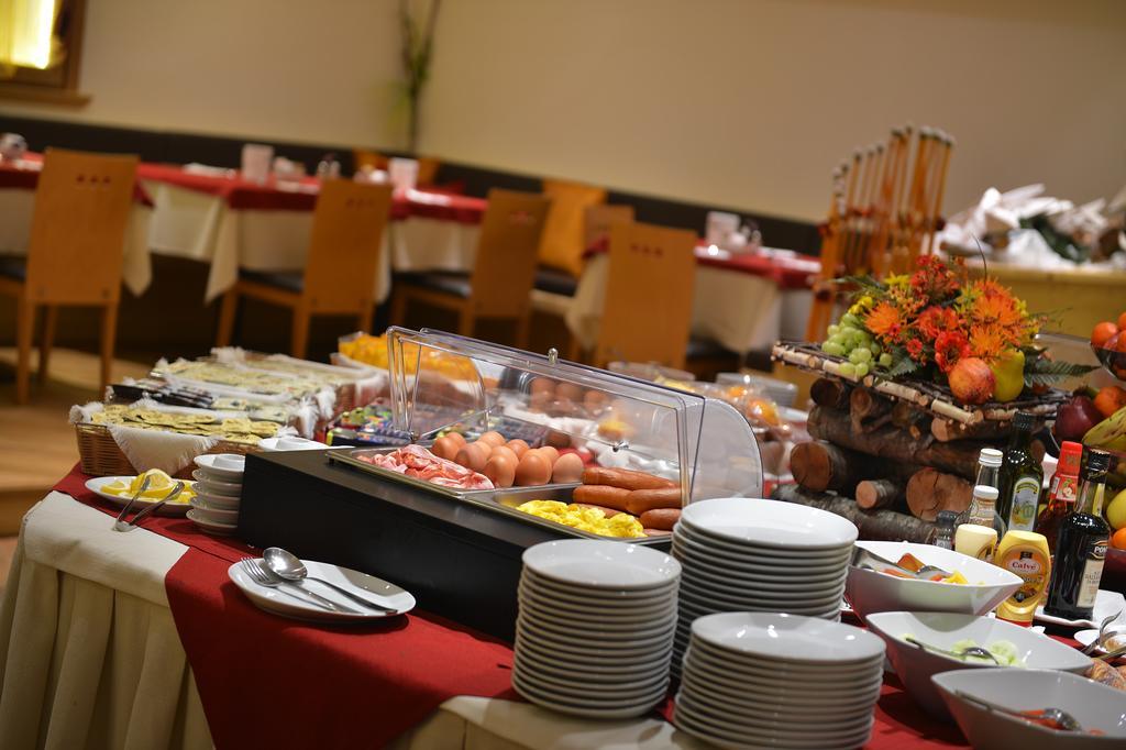 ליביניו Hotel Meeting מראה חיצוני תמונה